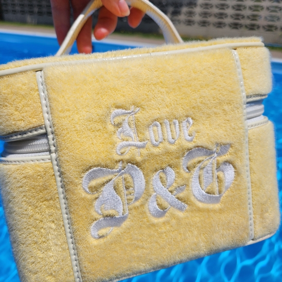 SOLD  Juicy Couture Train Case Cosmetic Case Travel Bag - Picture 9 of 14